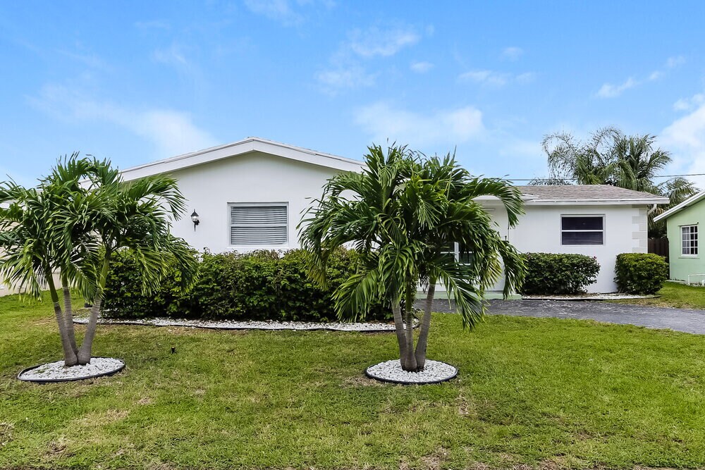 8681 NW 25th St in Sunrise, FL - Building Photo