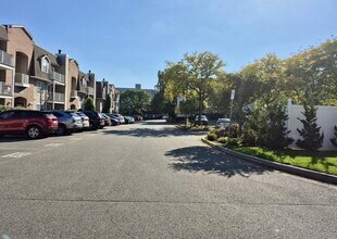 790 River Rd in Edgewater, NJ - Building Photo - Building Photo