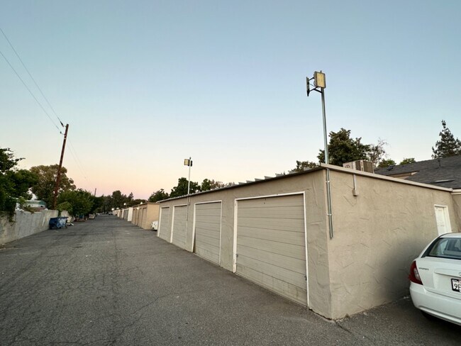 290 E El Paso Ave in Fresno, CA - Building Photo - Building Photo