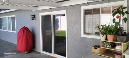 9621 Telhan Dr in Huntington Beach, CA - Foto de edificio - Building Photo