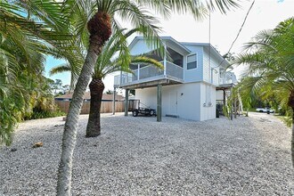 4424 Pine Lake Rd in Bonita Springs, FL - Building Photo - Building Photo