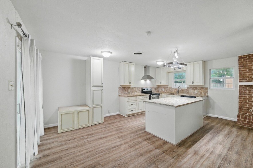 325 Belmont Dr, Unit 107 in Hurst, TX - Building Photo