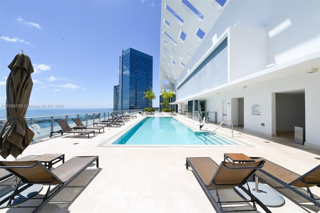 1300 Brickell Bay Dr in Miami, FL - Building Photo - Building Photo