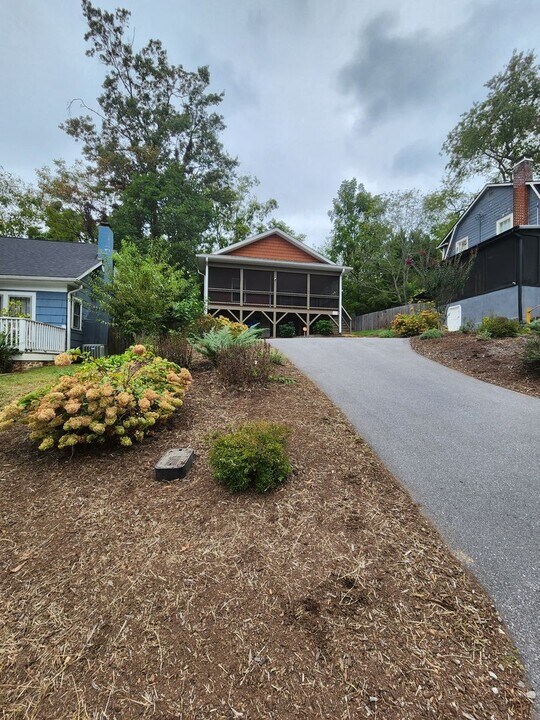 166 Laurel Loop in Asheville, NC - Building Photo