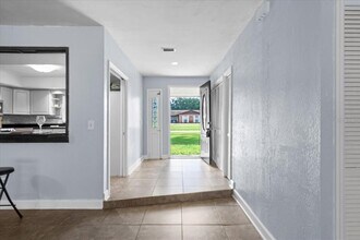 903 Tomahawk Trail in Brandon, FL - Building Photo - Building Photo