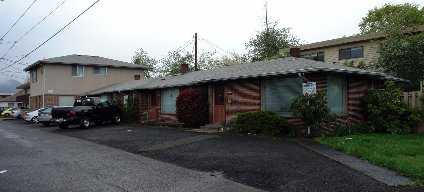 1810-1844 Ferry Aly in Eugene, OR - Building Photo