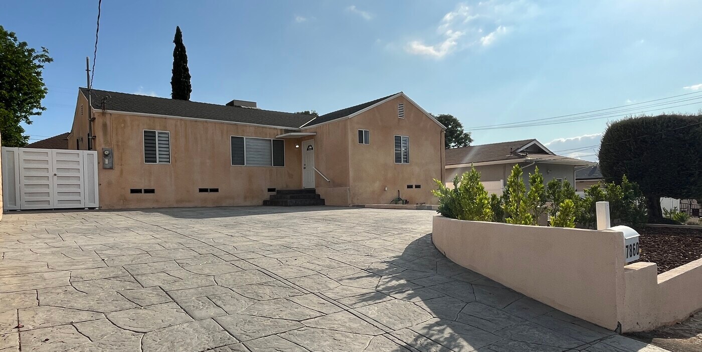 7860 Wentworth St in Sunland, CA - Building Photo