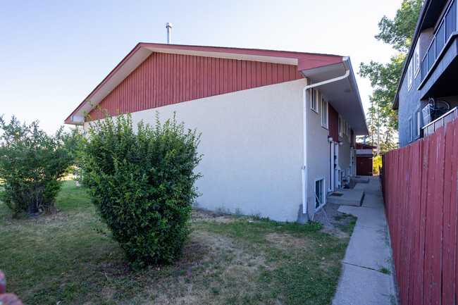 4664 73 St NW in Calgary, AB - Building Photo - Building Photo