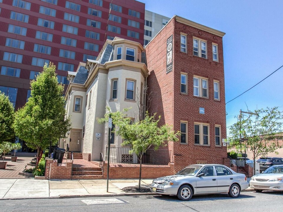 Campus Apartments in Philadelphia, PA - Building Photo