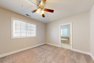 St Ivans Apartments in Bloomington, IL - Foto de edificio - Interior Photo