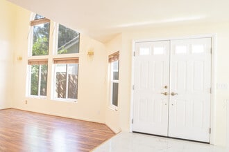 19830 Terri Dr in Santa Clarita, CA - Foto de edificio - Building Photo