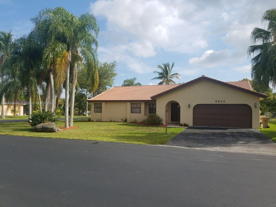 6842 E Longbow Bnd in Davie, FL - Building Photo