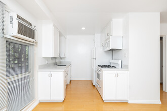 Sunset Lanai Apartments in West Hollywood, CA - Building Photo - Interior Photo