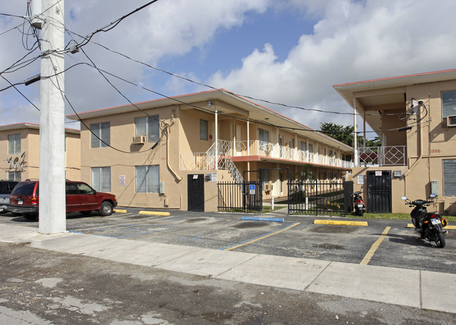 Beachway Apartments in North Miami, FL - Foto de edificio - Building Photo