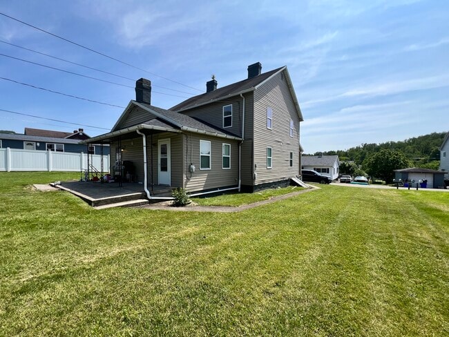 114 Poplar St in Lemont Furnace, PA - Foto de edificio - Building Photo