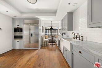 410 S Barrington Ave in Los Angeles, CA - Building Photo - Building Photo