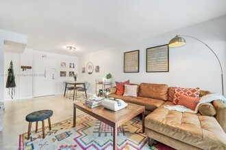 3304 Virginia St, Unit 2B in Miami, FL - Foto de edificio - Building Photo