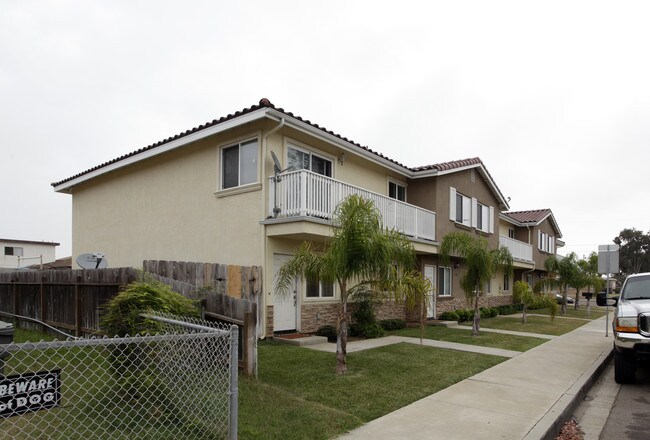 1044-1052 Fern Ave in Imperial Beach, CA - Foto de edificio - Building Photo