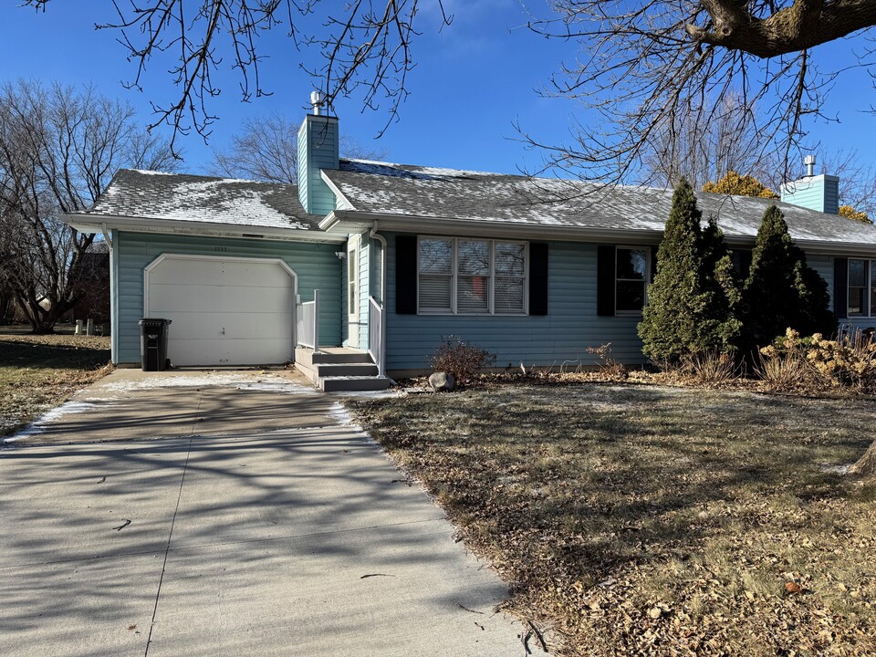 1737 Colette Dr in North Mankato, MN - Foto de edificio