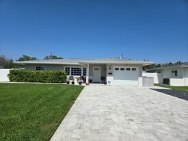 715 44th Ave NE in St. Petersburg, FL - Building Photo