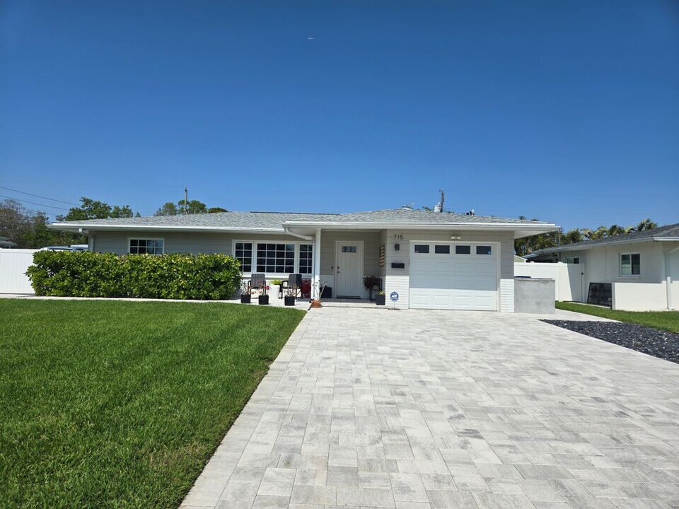 715 44th Ave NE in St. Petersburg, FL - Building Photo