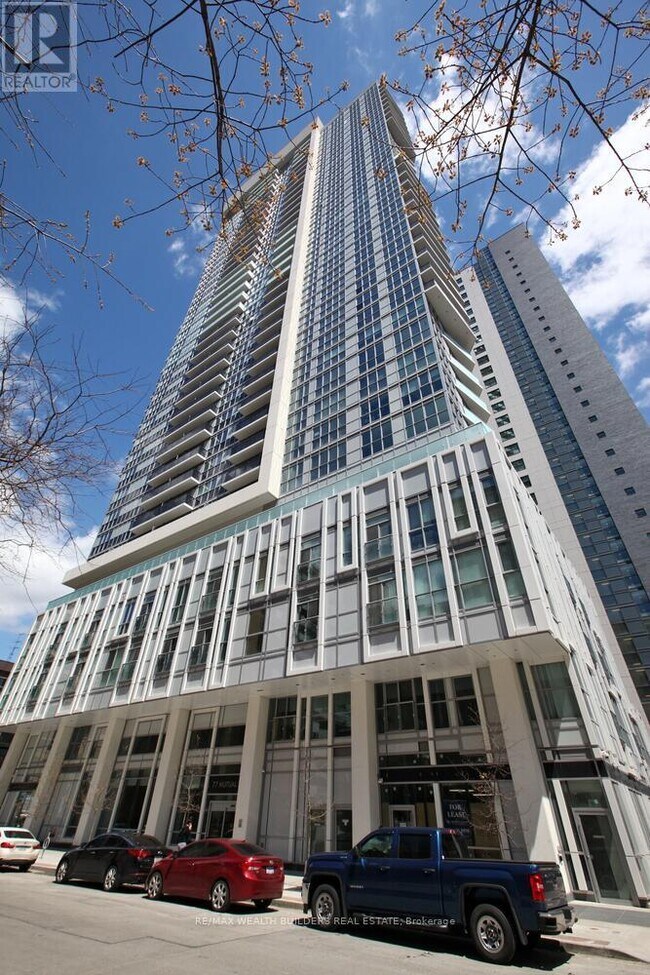 77-1077 Mutual St in Toronto, ON - Building Photo - Building Photo