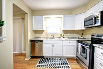 Courtyard Apartments in Overland Park, KS - Foto de edificio - Building Photo