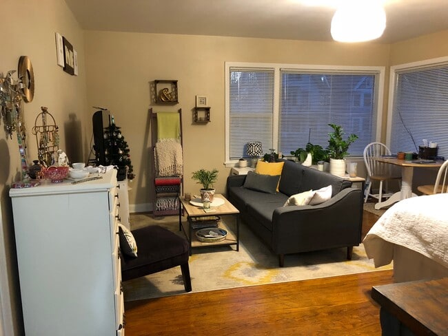 2204 E Locust St, Unit 2104 in Milwaukee, WI - Foto de edificio - Building Photo