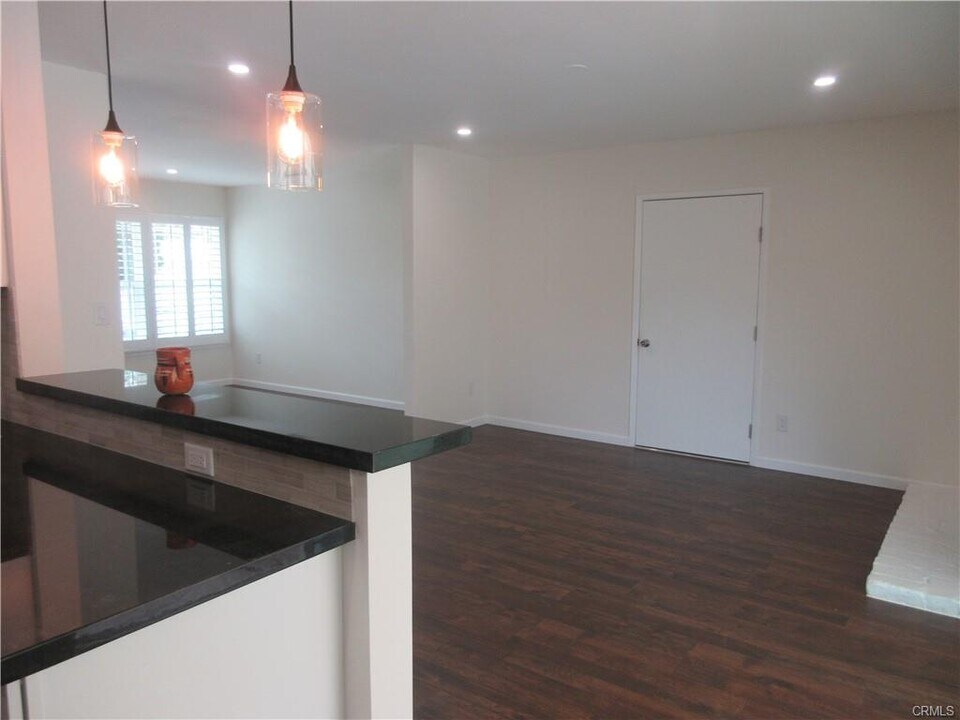 20101 Superior St in Los Angeles, CA - Building Photo