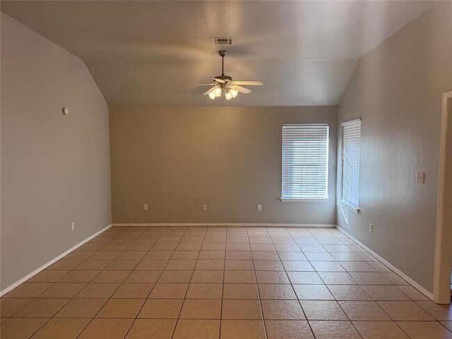 2515 W Oklahoma Ave in Guthrie, OK - Foto de edificio - Building Photo