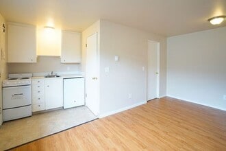 Crown Colony in Seattle, WA - Building Photo - Building Photo