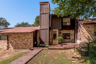 502 Hickory Dr in Huntsville, TX - Building Photo