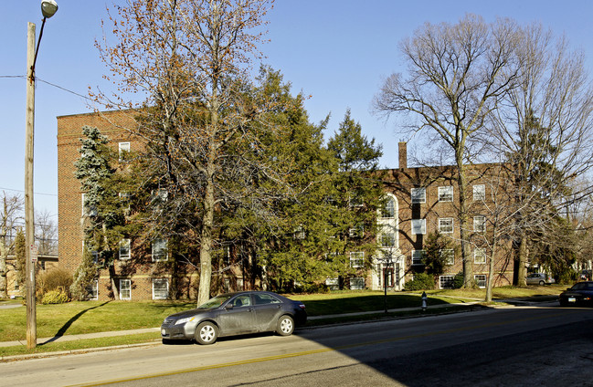 2545 Overlook Rd in Cleveland, OH - Foto de edificio - Building Photo