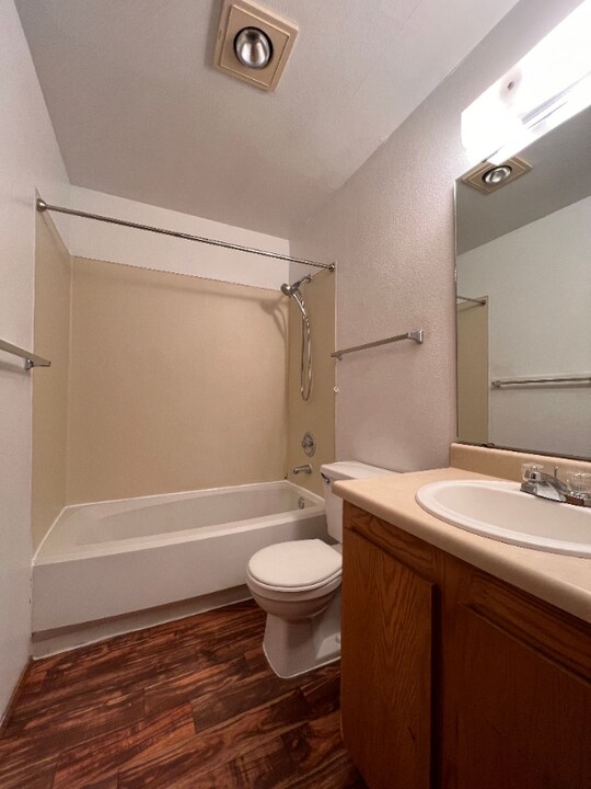 10522 Lake City Way NE in Seattle, WA - Building Photo