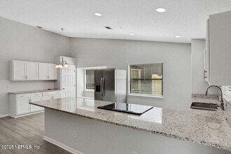 7318 Amandas Crossing Dr S in Jacksonville, FL - Foto de edificio - Building Photo