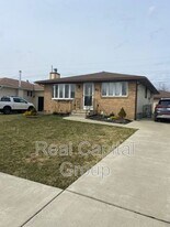 61 Dennis Ln in Cheektowaga, NY - Building Photo