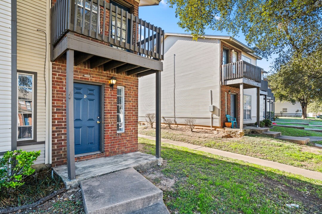 1810 River Crossing Cir in Austin, TX - Building Photo