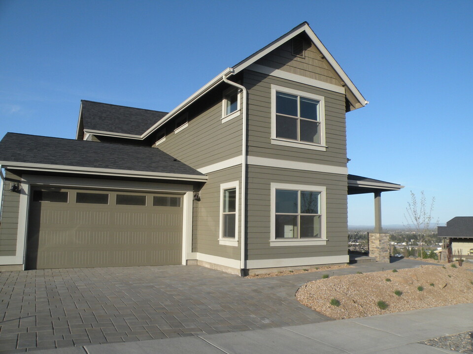 626 N W Compass Ln in Bend, OR - Foto de edificio