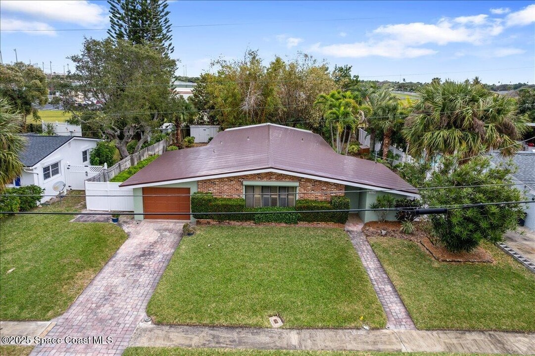 2175 Barracuda Ave in Melbourne Beach, FL - Building Photo