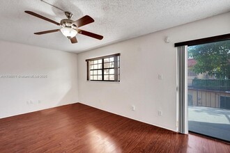 8 Meacham Ln in Tamarac, FL - Foto de edificio - Building Photo