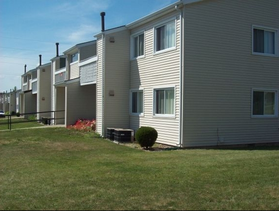 Meadows Apartments in Freeland, MI - Building Photo - Building Photo