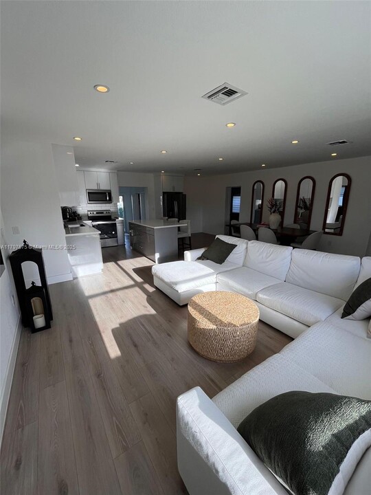 18361 NE 20th Pl in North Miami Beach, FL - Building Photo