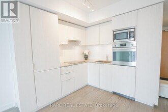 11-2711 Wellesley St W in Toronto, ON - Building Photo - Building Photo