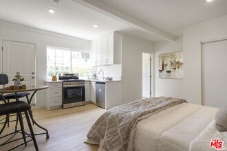 8537 Pickford St, Unit Back house in Los Angeles, CA - Foto de edificio - Building Photo