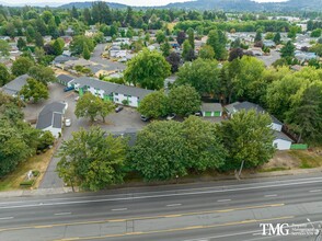 2710 NE Division St in Gresham, OR - Building Photo - Building Photo