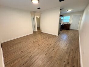 2825 E Clark St in Tampa, FL - Building Photo - Building Photo
