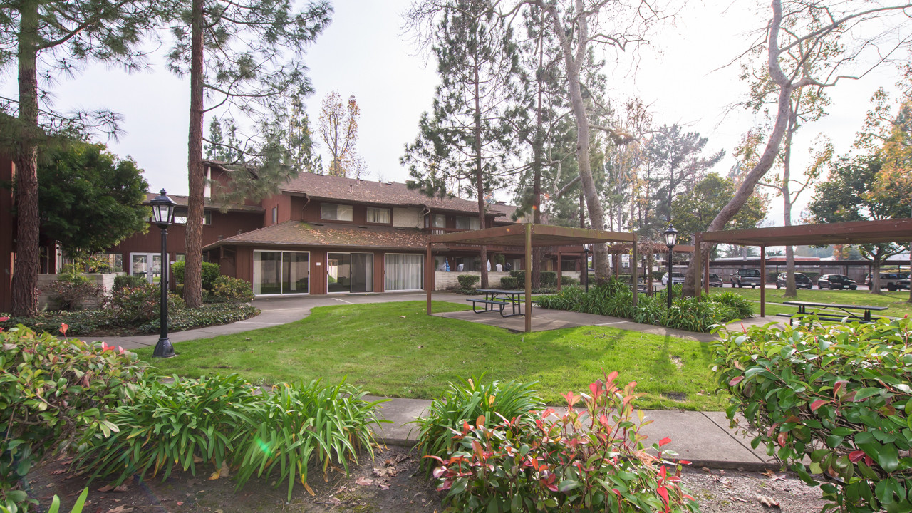 Country Club Village in Rohnert Park, CA - Foto de edificio