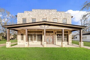 411 Kaufman St in Newton, TX - Building Photo