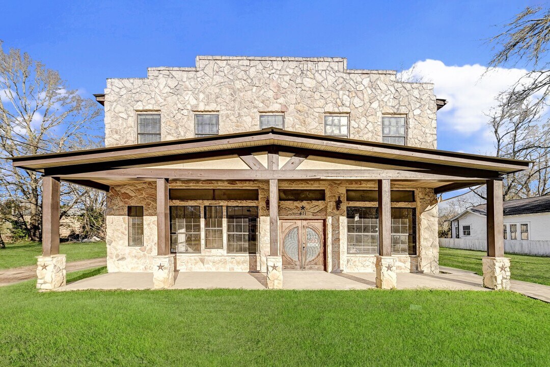411 Kaufman St in Newton, TX - Building Photo