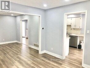 112 Dumfries Ave in Brampton, ON - Building Photo - Building Photo